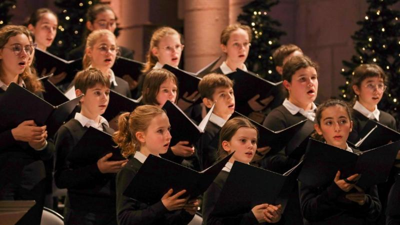 Célébration d'une messe de Noël à Notre-Dame de Paris, lumière chaude